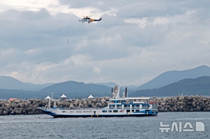 배에 실은 전기차에 화재 발생한다면?…제주서 대응훈련
