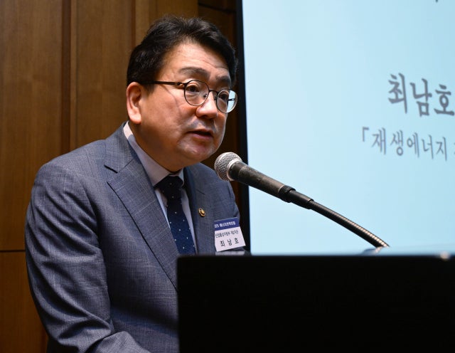 "전력망 구축이 AI 시대 최대 도전…송전선 주변 주민보상 늘릴 것" [에...